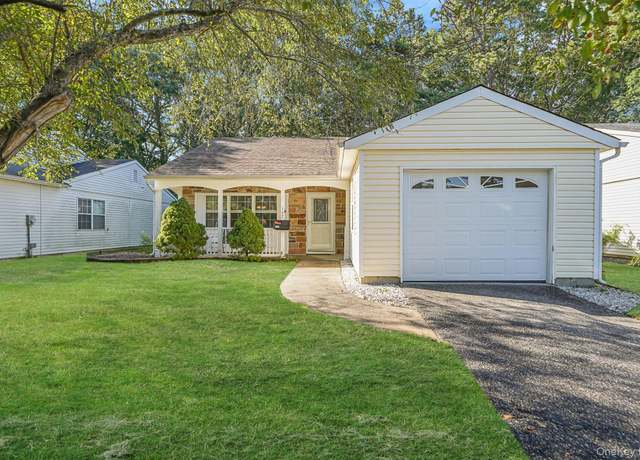 Property at 187 Edinburgh Dr, Ridge, NY 11961, 2 beds, 1.5 baths