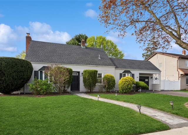 Property at 34 Chase Ln, Levittown, NY 11756, 4 beds, 1 bath