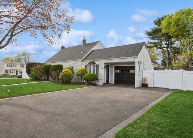 Property at 34 Chase Ln, Levittown, NY 11756, 4 beds, 1 bath
