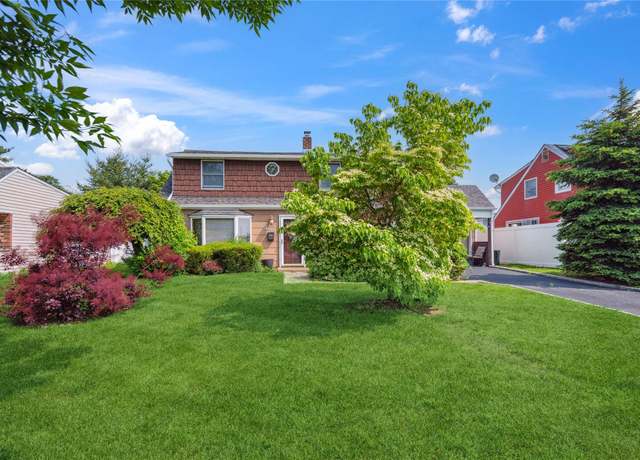 Property at 7 Anchor Ln, Levittown, NY 11756, 3 beds, 2 baths