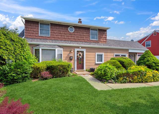 Property at 7 Anchor Ln, Levittown, NY 11756, 3 beds, 2 baths