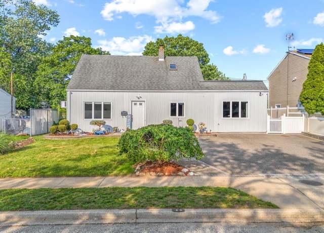 Property at 23 Vista Ln, Levittown, NY 11756, 4 beds, 3 baths