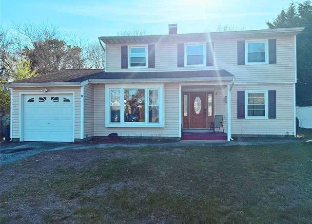 Property at 130 Greenbelt Pkwy, Holbrook, NY 11741, 4 beds, 1.5 baths
