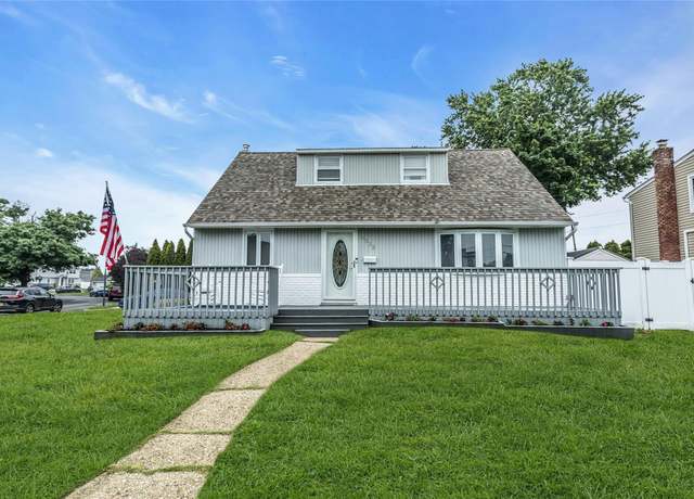 Property at 3633 Summer Dr, Wantagh, NY 11793, 4 beds, 2 baths