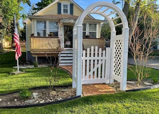 Property at 32 Neptune Rd, Rocky Point, NY 11778, 3 beds, 1 bath