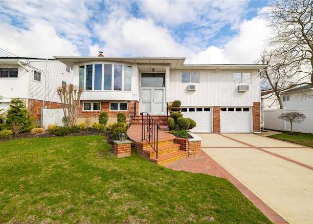 Property at 1001 Green Pl, Baldwin, NY 11510, 5 beds, 3 baths