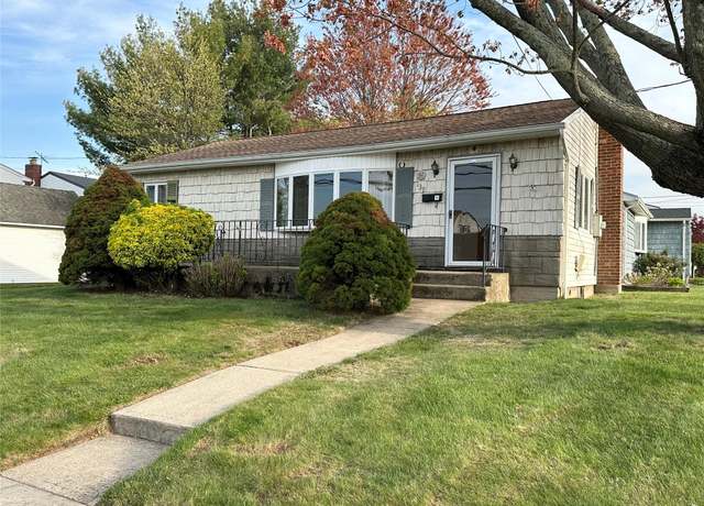 Property at 139 Maple Ave, Bethpage, NY 11714, 3 beds, 1 bath