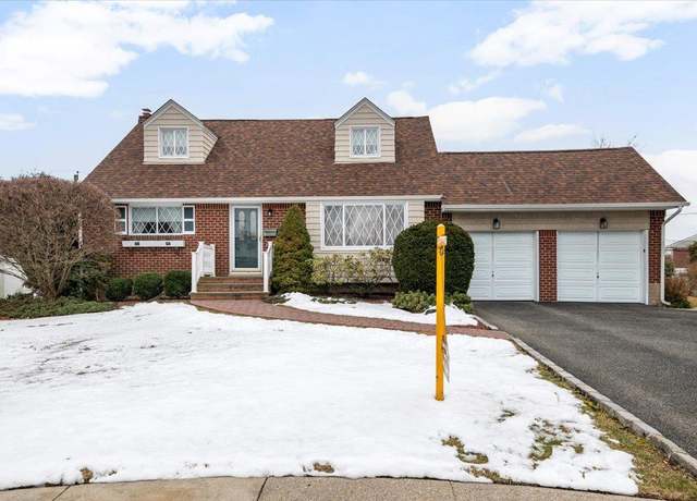Property at 8 Sharon Ct, Plainview, NY 11803, 4 beds, 2 baths