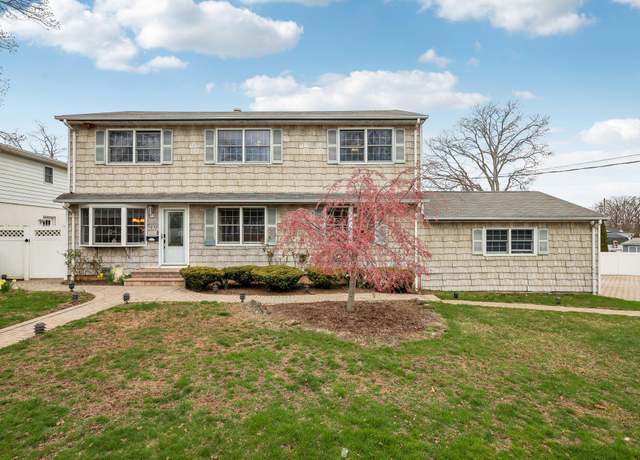 Property at 1032 5th St, West Babylon, NY 11704, 5 beds, 4 baths