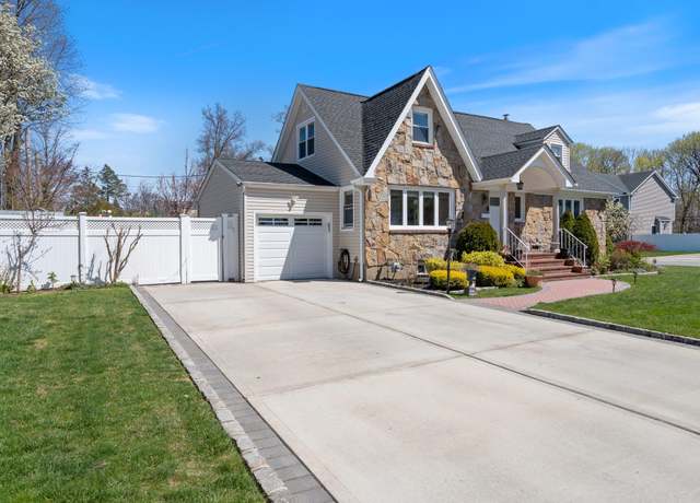 Property at 200 Renison Dr, Westbury, NY 11590, 3 beds, 2.5 baths