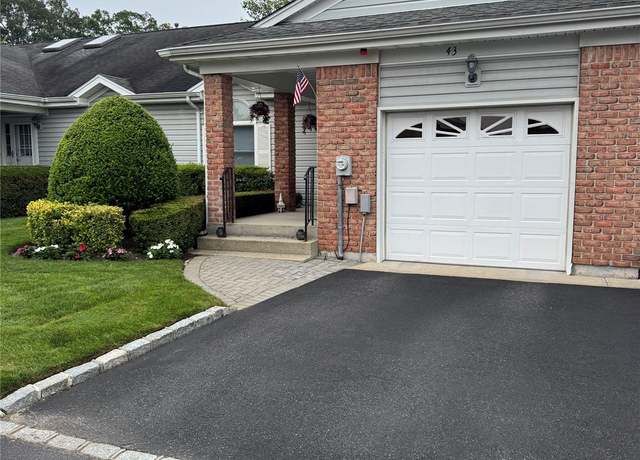 Property at 43 Primrose Ln, North Babylon, NY 11703, 2 beds, 2 baths