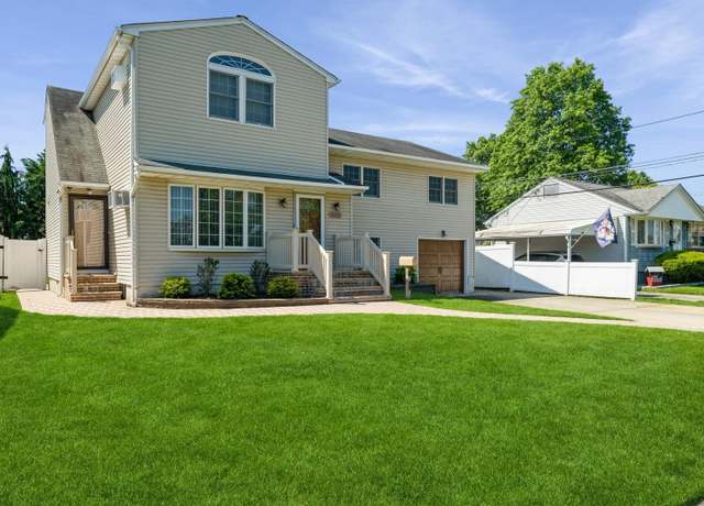Property at 3512 Northview Ave, Wantagh, NY 11793, 4 beds, 2.5 baths