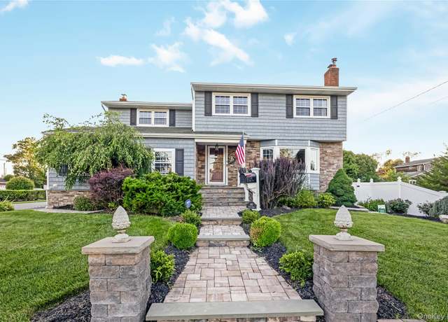 Property at 140 Ocean Ave, Islip, NY 11751, 4 beds, 2.5 baths