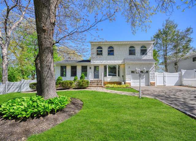 Property at 7 Hampton St, Hauppauge, NY 11788, 3 beds, 2.5 baths
