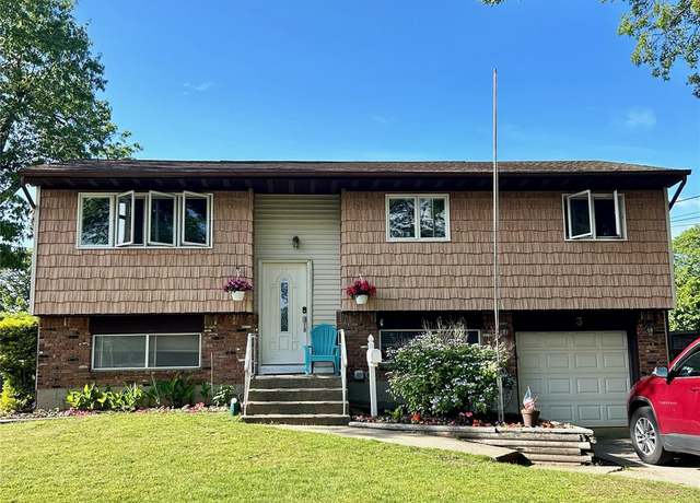 Property at 3 Malmac Ct, West Islip, NY 11795, 3 beds, 2 baths