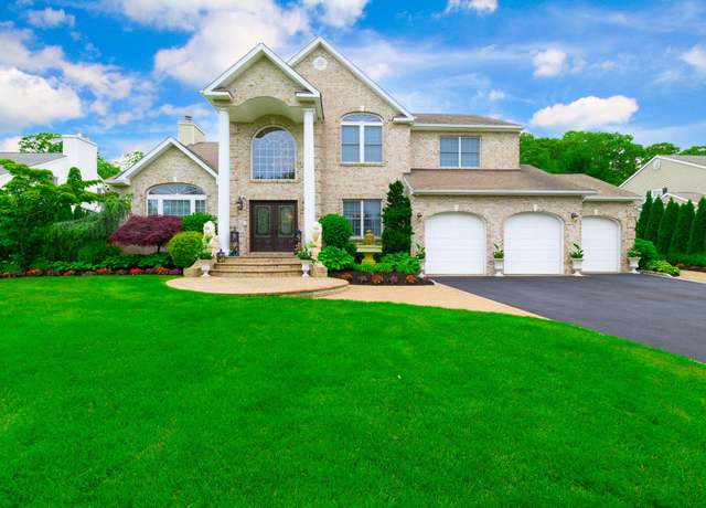 Property at 2 Hayloft Ct, Smithtown, NY 11787, 5 beds, 3.5 baths