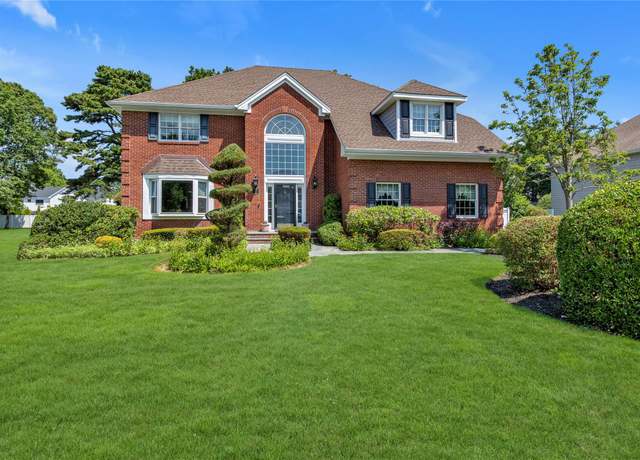 Property at 17 Pheasant Run Ln, Dix Hills, NY 11746, 5 beds, 3.5 baths