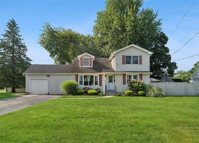 Property at 2 Ross Rd, Babylon, NY 11702, 4 beds, 2 baths