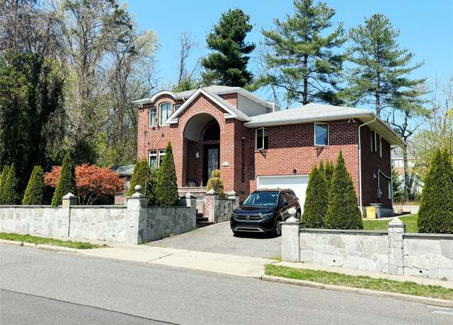 Property at 300 Ellen Pl, Oyster Bay, NY 11753, 5 beds, 4 baths
