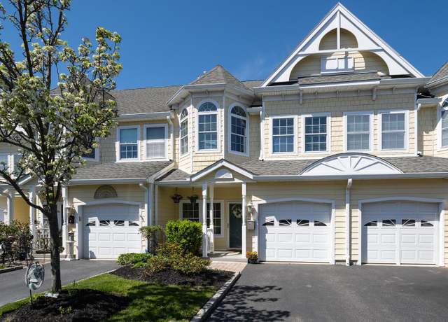 Property at 102 Emily Dr, Patchogue, NY 11772, 2 beds, 2.5 baths