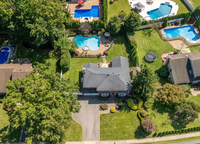 Property at 19 Timber Ridge Dr, Commack, NY 11725, 5 beds, 3 baths
