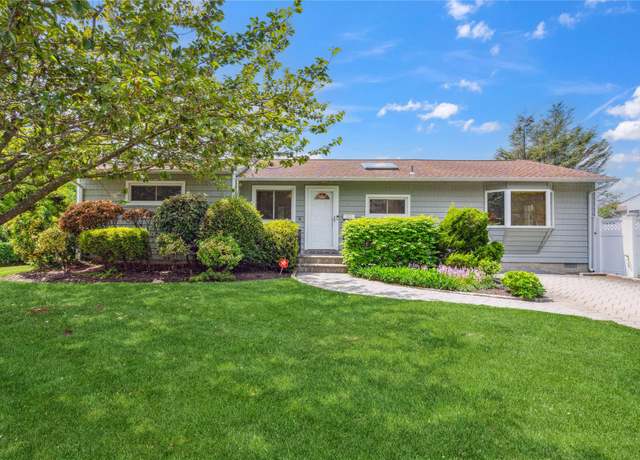 Property at 1 Brian St, Plainview, NY 11803, 3 beds, 2 baths