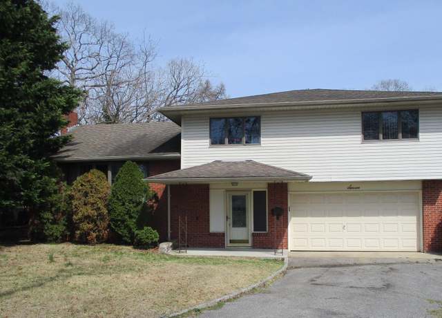 Property at 7 Gillette Ave, Patchogue, NY 11772, 3 beds, 2.5 baths