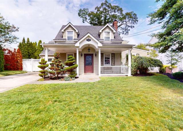 Property at 11 E Webster St, Merrick, NY 11566, 5 beds, 4.5 baths