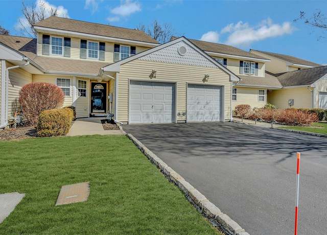 Property at 14 Blackberry Cmns #14, Riverhead, NY 11901, 2 beds, 1.5 baths