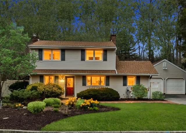Property at 138 Weinmann Blvd, Melville, NY 11747, 3 beds, 2 baths