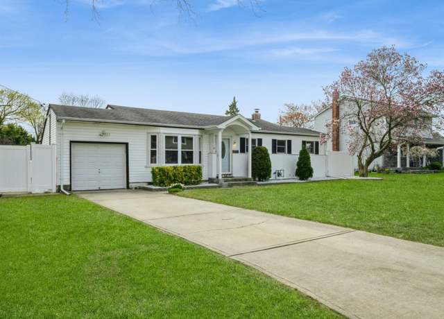 Property at 5 Crest Ln, Commack, NY 11725, 3 beds, 2 baths