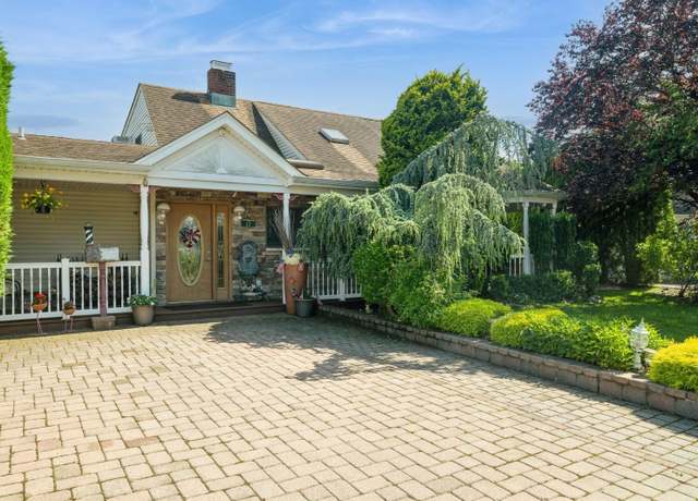 Property at 17 Piper Ln, Levittown, NY 11756, 4 beds, 2 baths