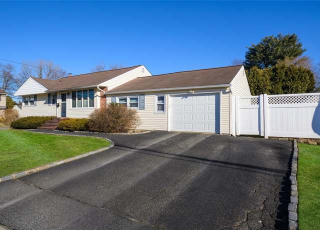 Property at 27 1/2 Greenway Dr N, Syosset, NY 11791, 3 beds, 1 bath