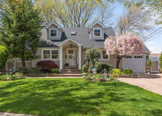 Property at 6 Nancy Ln, Hicksville, NY 11801, 3 beds, 3 baths