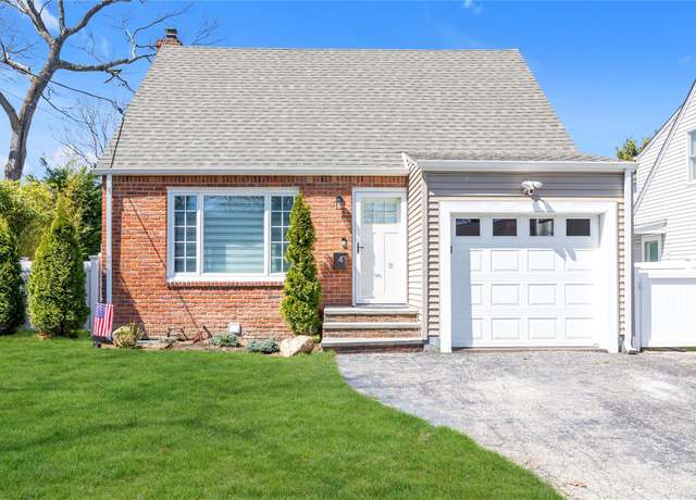 Property at 4 Oak Ridge Ln, Albertson, NY 11507, 2 beds, 1.5 baths