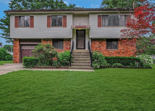 Property at 103 Lakeway Dr, West Babylon, NY 11704, 5 beds, 2 baths