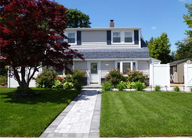 Property at 28 Crabtree Ln, Levittown, NY 11756, 2 beds, 2 baths