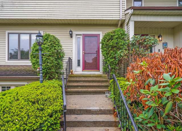 Property at 33 Krystal Dr, Somers, NY 10589, 2 beds, 2.5 baths