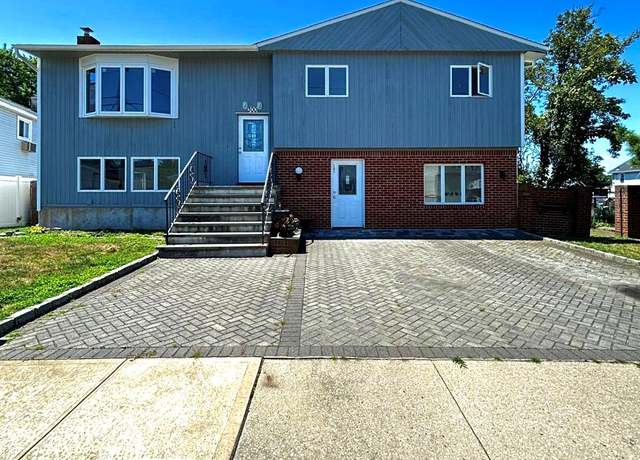 Property at 300 Branch Ave, Freeport, NY 11520, 4 beds, 1.5 baths