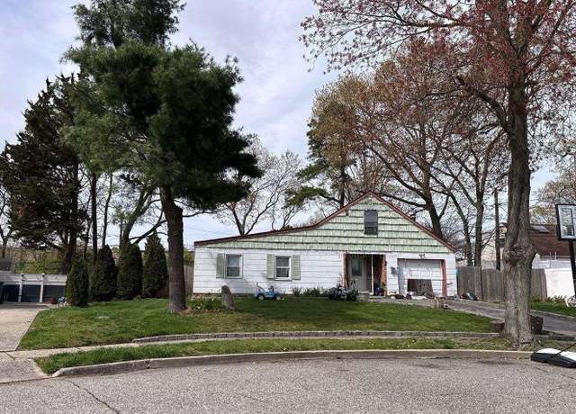 Property at 3 Hillberry Cir, Holbrook, NY 11741, 3 beds, 1 bath