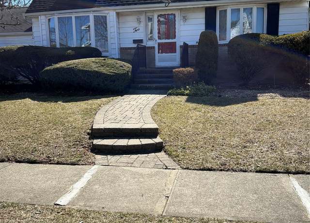 Property at 2 Yorkshire Rd, New Hyde Park, NY 11040, 4 beds, 2 baths