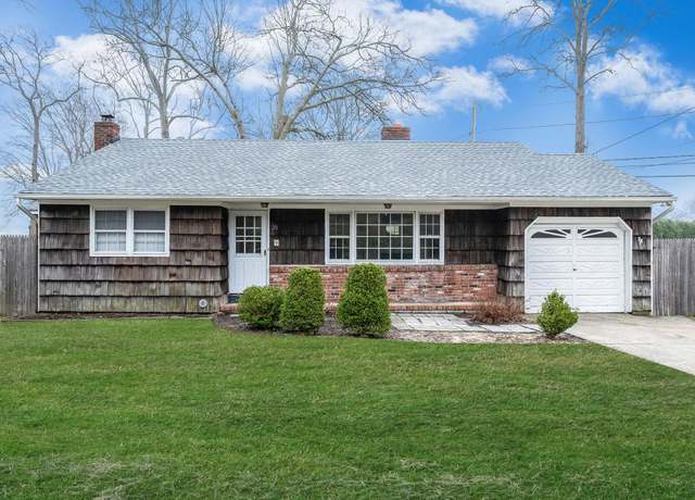 Property at 20 Oceanview Ave, Oakdale, NY 11769, 3 beds, 1.5 baths