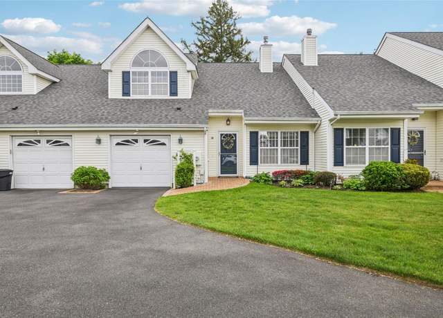 Property at 30 Joyces Way, Bay Shore, NY 11706, 2 beds, 2.5 baths