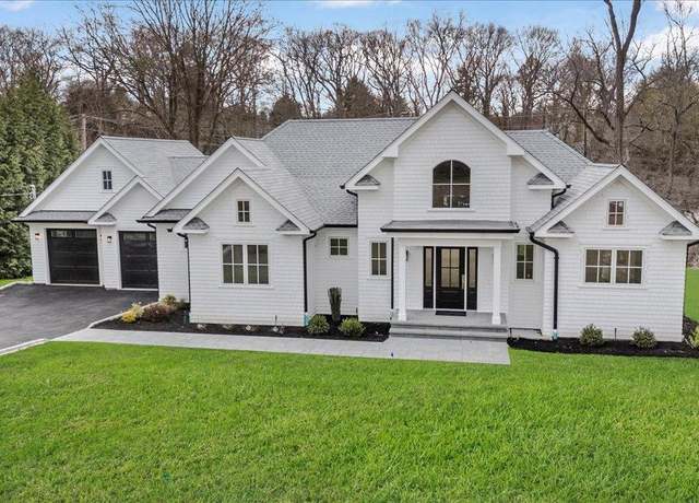 Property at 23 Russet Ln, Huntington, NY 11743, 3 beds, 2.5 baths
