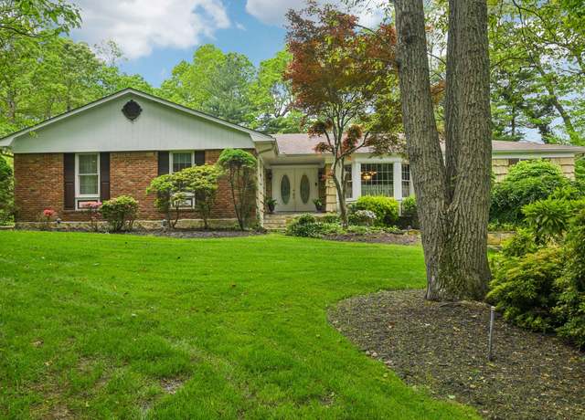 Property at 28 Stepping Stone Cres, Dix Hills, NY 11746, 4 beds, 4 baths