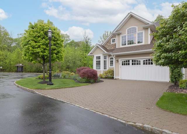 Property at 68 Michael Roberts Ct, Pearl River, NY 10965, 2 beds, 2.5 baths