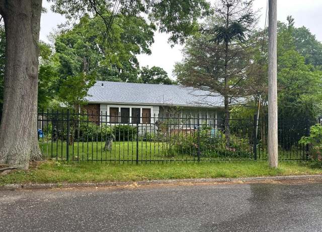 Property at 15 Glenwood Ln, Huntington, NY 11743, 3 beds, 2 baths