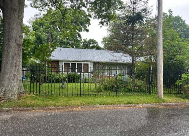 Property at 15 Glenwood Ln, Huntington, NY 11743, 3 beds, 2 baths