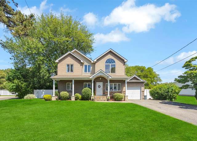 Property at 1623 Washington Ave, Bohemia, NY 11716, 4 beds, 3 baths