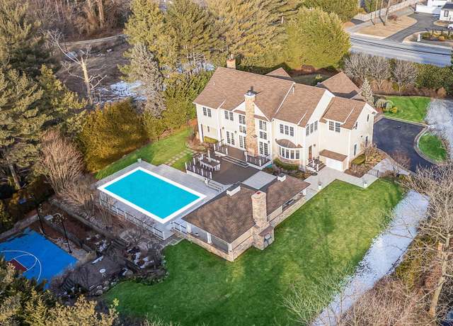 Property at 9 Vanderbilt Pkwy, Dix Hills, NY 11746, 5 beds, 5 baths